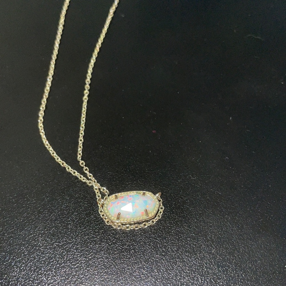 Kendra Scott necklace